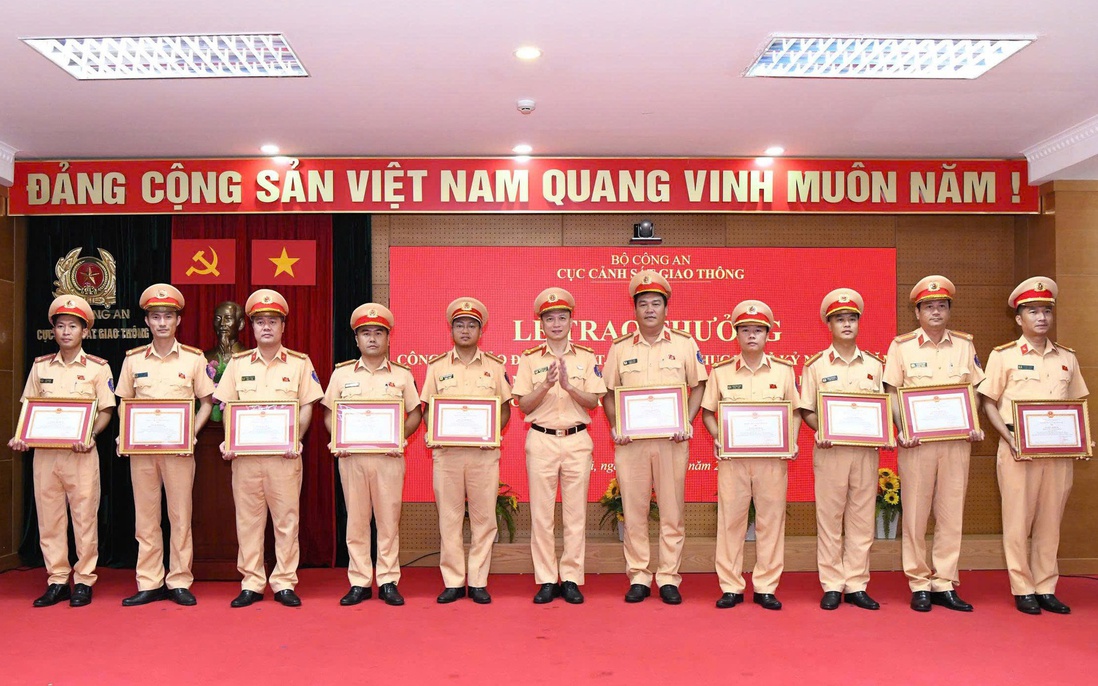 Khen thưởng lực lượng Cảnh sát giao thông tăng cường phục vụ Lễ kỷ niệm A80