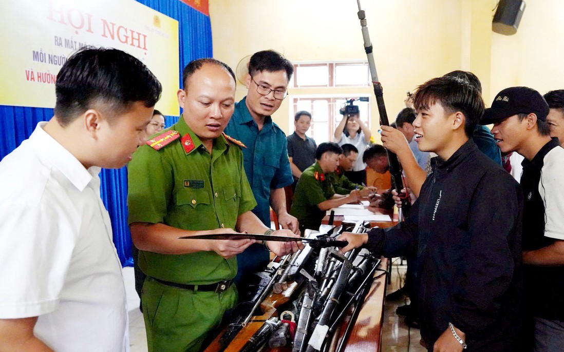 Công an tiếp nhận trên 5.000 vũ khí, vật liệu nổ, công cụ hỗ trợ do người dân giao nộp