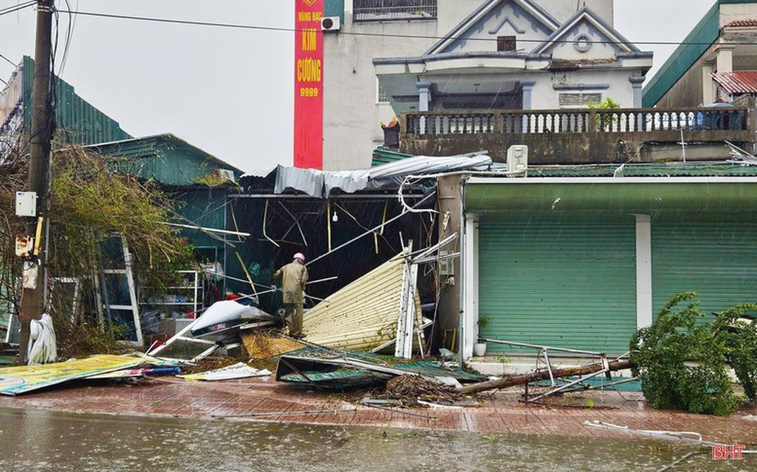 Thủ tướng chỉ đạo khẩn trương hỗ trợ Nhân dân khắc phục hậu quả bão số 10 và mưa lũ