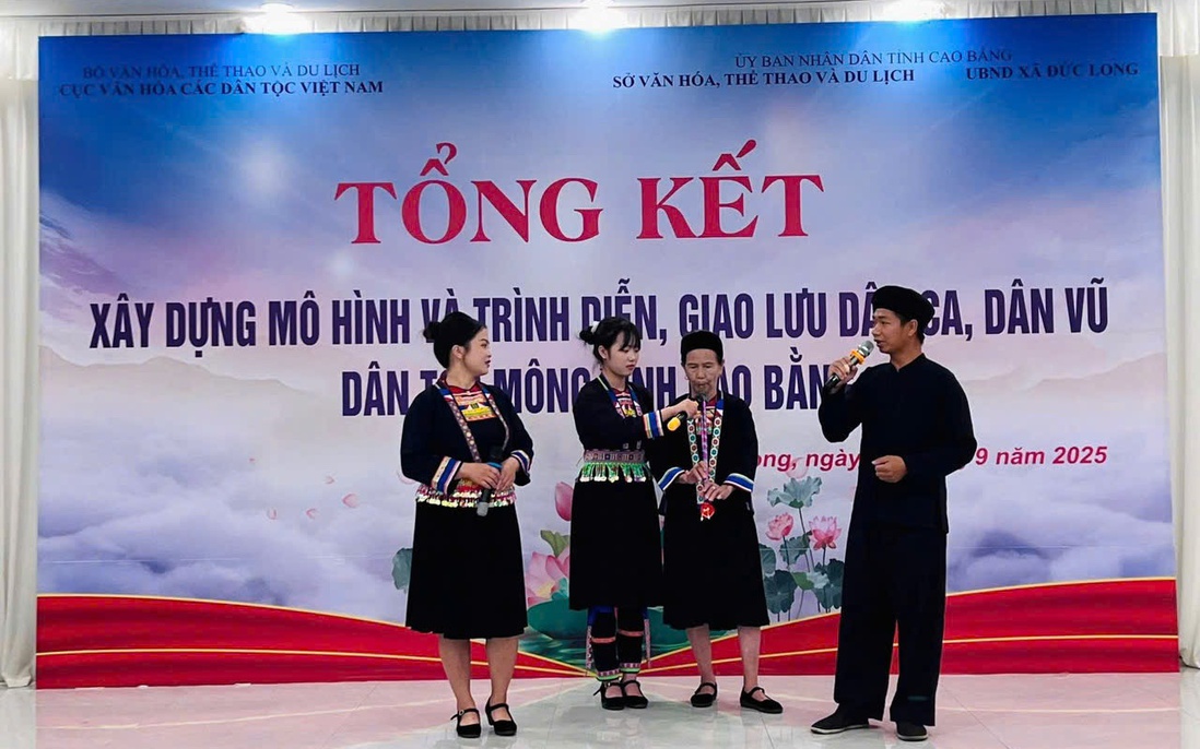Phụ nữ người Mông đen ở Đức Long gìn giữ và phát huy trang phục truyền thống