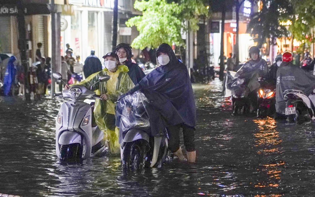 Hà Nội chìm trong biển nước, phố phường tê liệt, người dân vật lộn nhiều giờ vẫn chưa về đến nhà