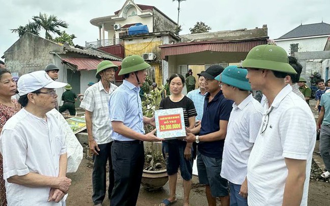 Chủ tịch Ủy ban MTTQ Việt Nam TP Hải Phòng động viên các hộ dân bị thiệt hại do lốc xoáy