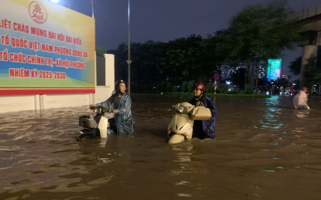 Người dân Hà Nội “phát khóc” vì 5 tiếng “vật lộn” với tắc đường và ngập khắp nơi