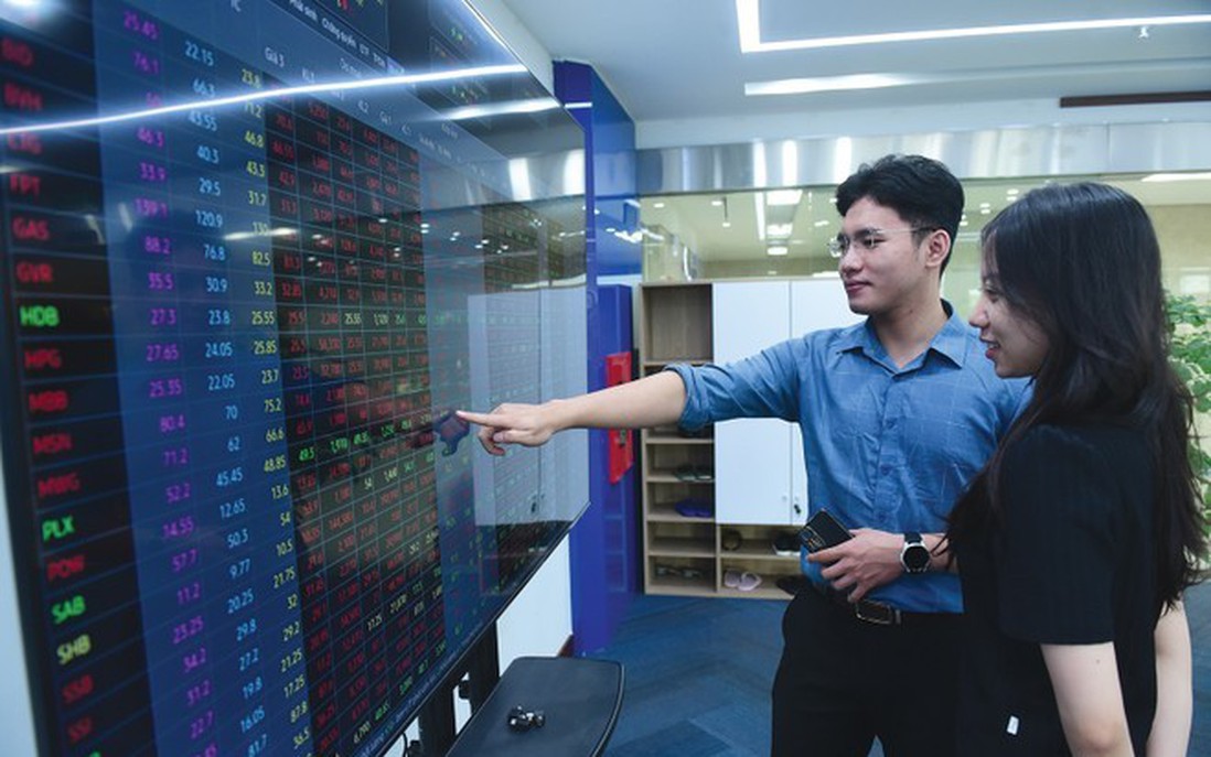 Chứng khoán giằng co cuối phiên 30/9: Ngân hàng giữ nhịp, bất động sản "gánh" áp lực