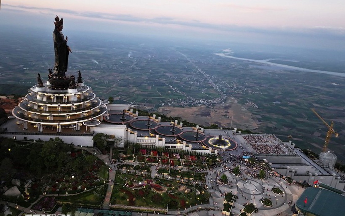 Tây Ninh: Tạm dừng hoạt động leo núi Bà Đen do mưa bão