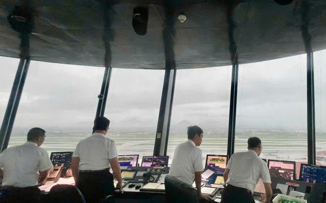 Mưa dông kéo dài: 90 chuyến bay phải chờ hạ cánh, chuyển hướng ở Sân bay Nội Bài 