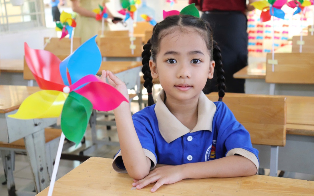 TPHCM: Hoa trong lễ khai giảng chuyển thành hỗ trợ đồng bào bão lụt, học sinh khó khăn