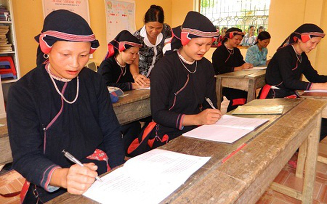 Khi chồng không chấp nhận vợ học chữ