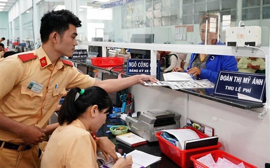 Rút ngắn thời gian cấp giấy phép lái xe, giảm 30% lệ phí đăng ký xe