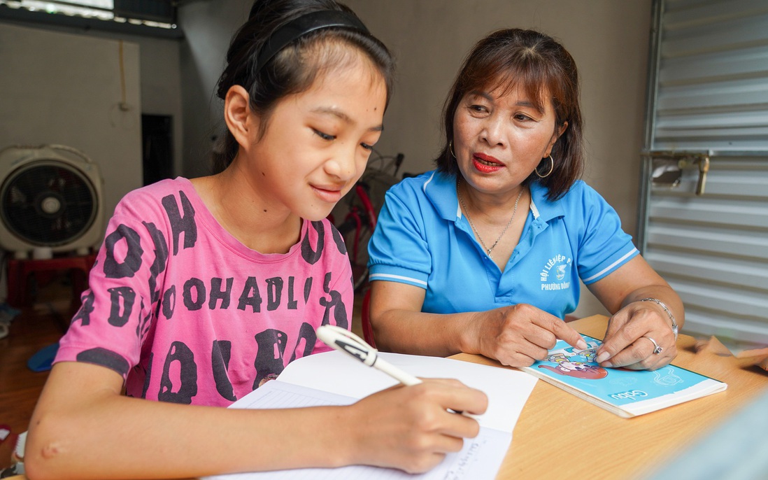 Mẹ đỡ đầu tiếp thêm động lực cho con trong dịp khai giảng năm học mới