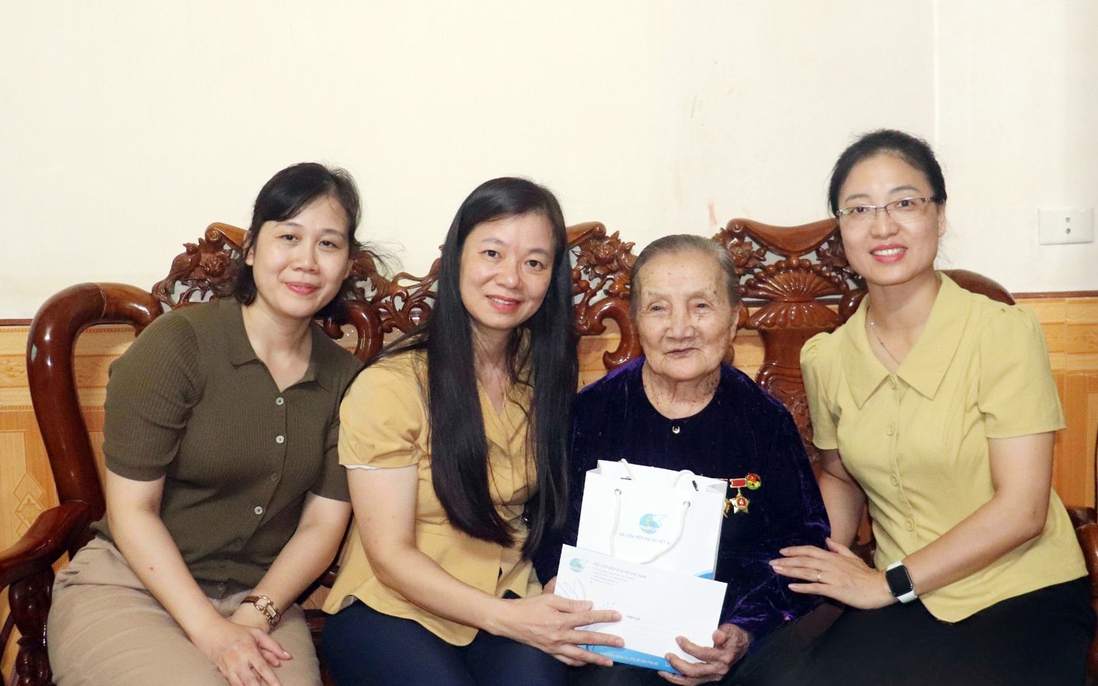 Phó Chủ tịch Hội LHPN Việt Nam tri ân nữ Đảng viên và tặng quà trẻ em có hoàn cảnh khó khăn tại Điện Biên