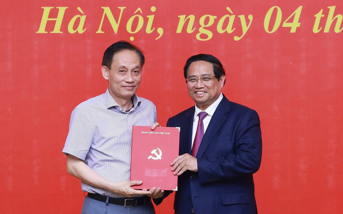 Thủ tướng trao Quyết định điều động, bổ nhiệm 8 lãnh đạo các bộ, cơ quan