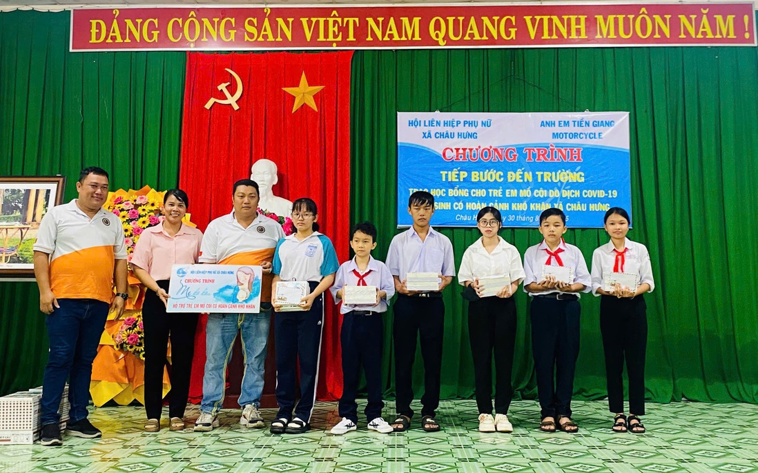 Các cấp Hội LHPN Vĩnh Long tặng học bổng, đồng phục cho học sinh dịp khai giảng