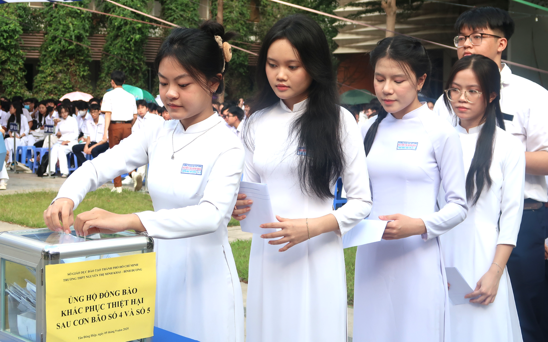 Học sinh TPHCM sẻ chia cùng đồng bào vùng lũ trong lễ khai giảng