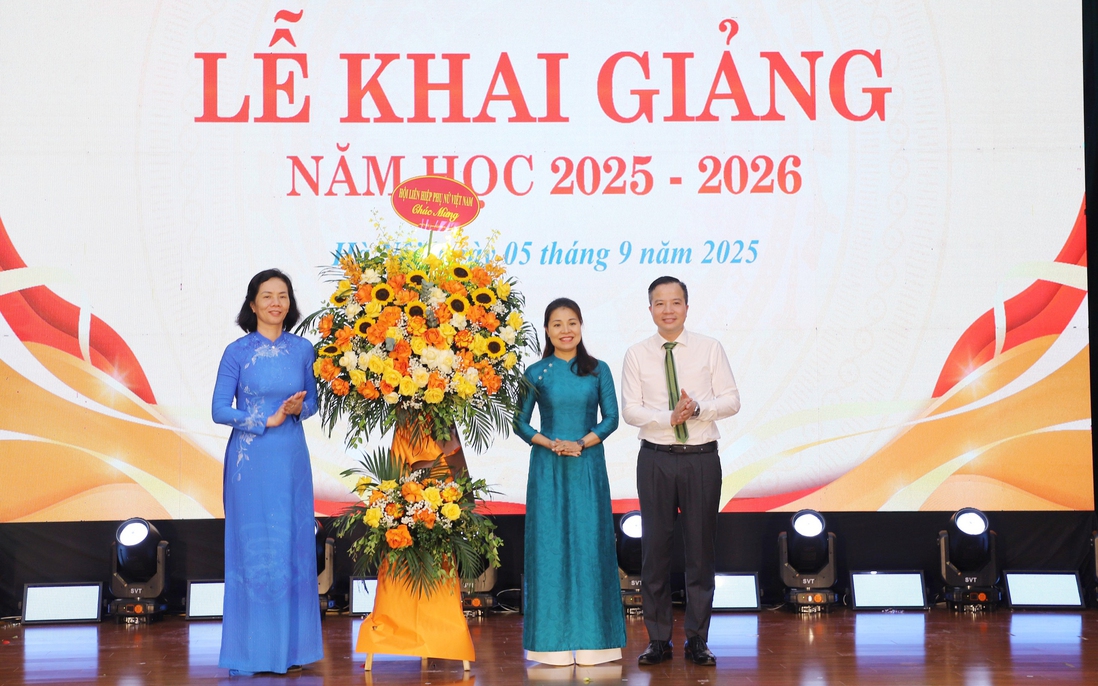 Phó Chủ tịch Hội LHPNVN Nguyễn Thị Minh Hương dự khai giảng năm học mới tại Học viện Phụ nữ Việt Nam