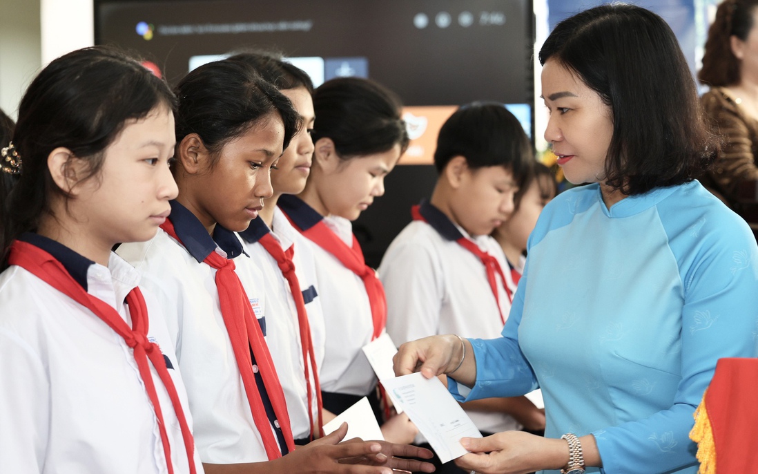 Chủ tịch Hội LHPNVN Nguyễn Thị Tuyến dự khai giảng và tặng quà trẻ em có hoàn cảnh khó khăn ở Lâm Đồng