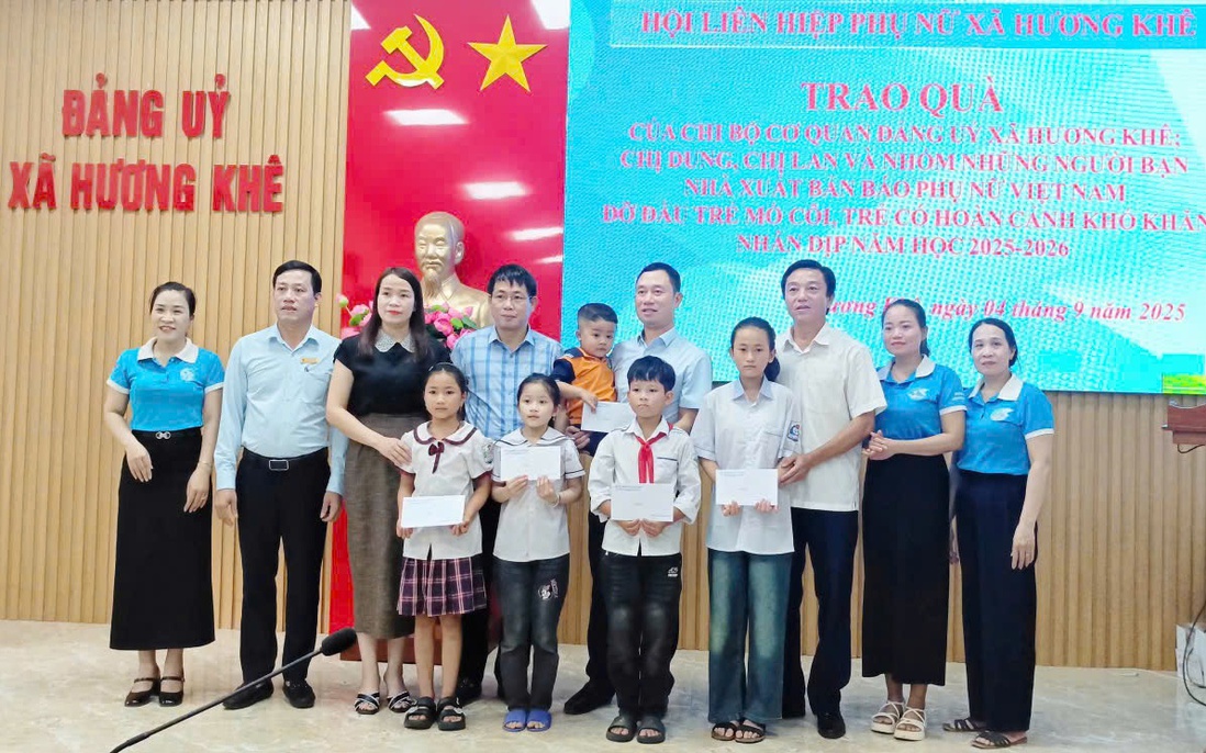 Nhiều phần quà đến với trẻ mồ côi, trẻ có hoàn cảnh khó khăn từ các "Mẹ đỡ đầu"