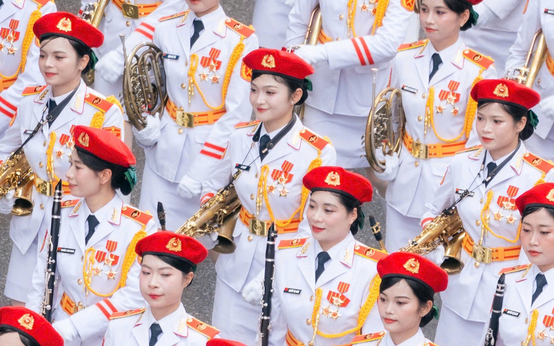 "Hậu phương" ấm áp của nữ điều dưỡng khoác quân phục diễu hành A80