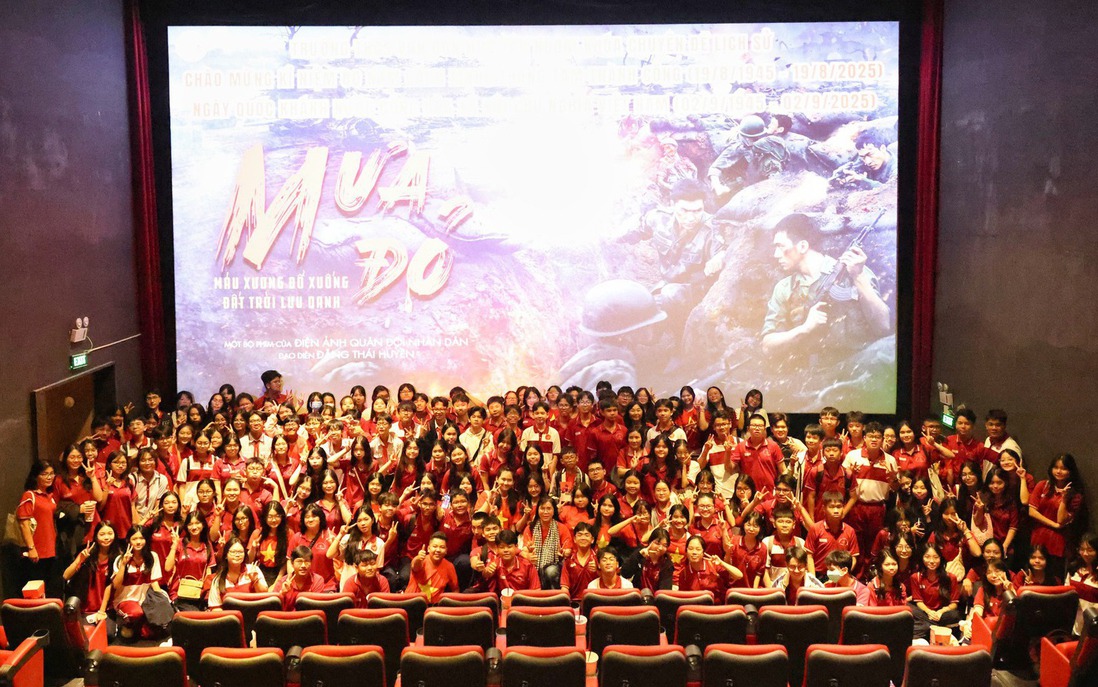 Cô Hiệu trưởng mua vé cho học sinh xem phim "Mưa đỏ"