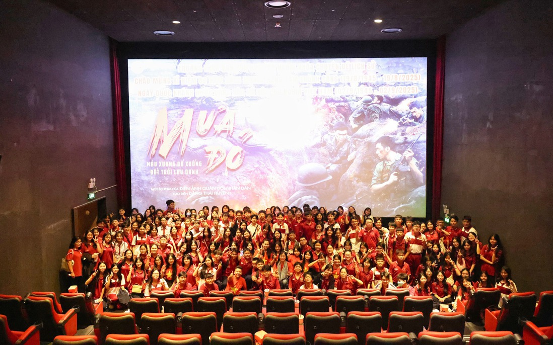 Cô Hiệu trưởng mua vé cho học sinh xem phim "Mưa đỏ"