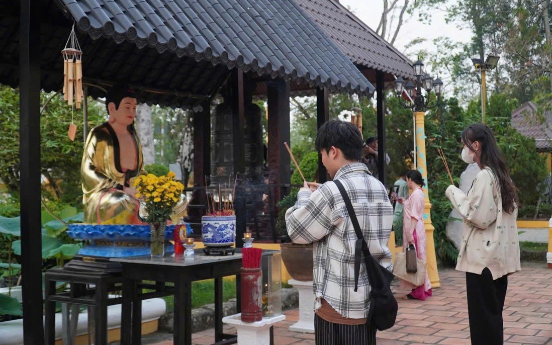 Dạy con lòng hiếu thảo bằng hành động thực tế của bố mẹ