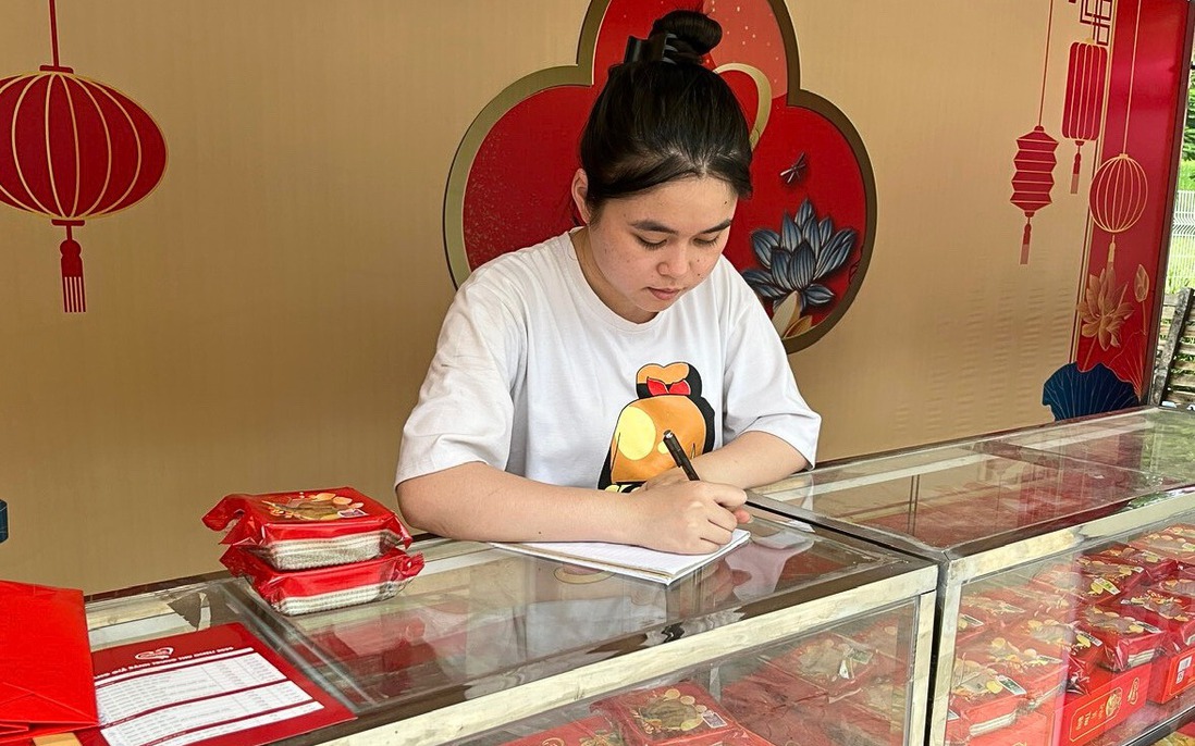 Sinh viên làm thêm mùa Trung thu: Tăng thu nhập, thêm kỹ năng, trải nghiệm