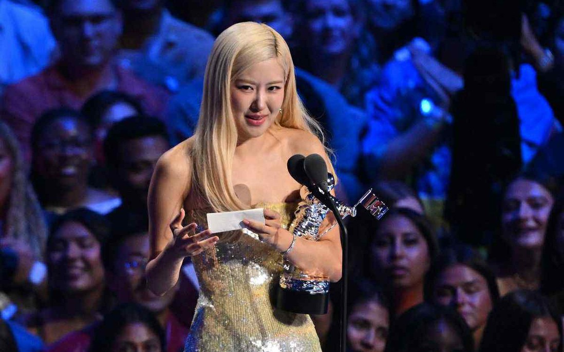 Rosé bật khóc kể về hành trình chinh phục giấc mơ tại MTV VMAs 2025