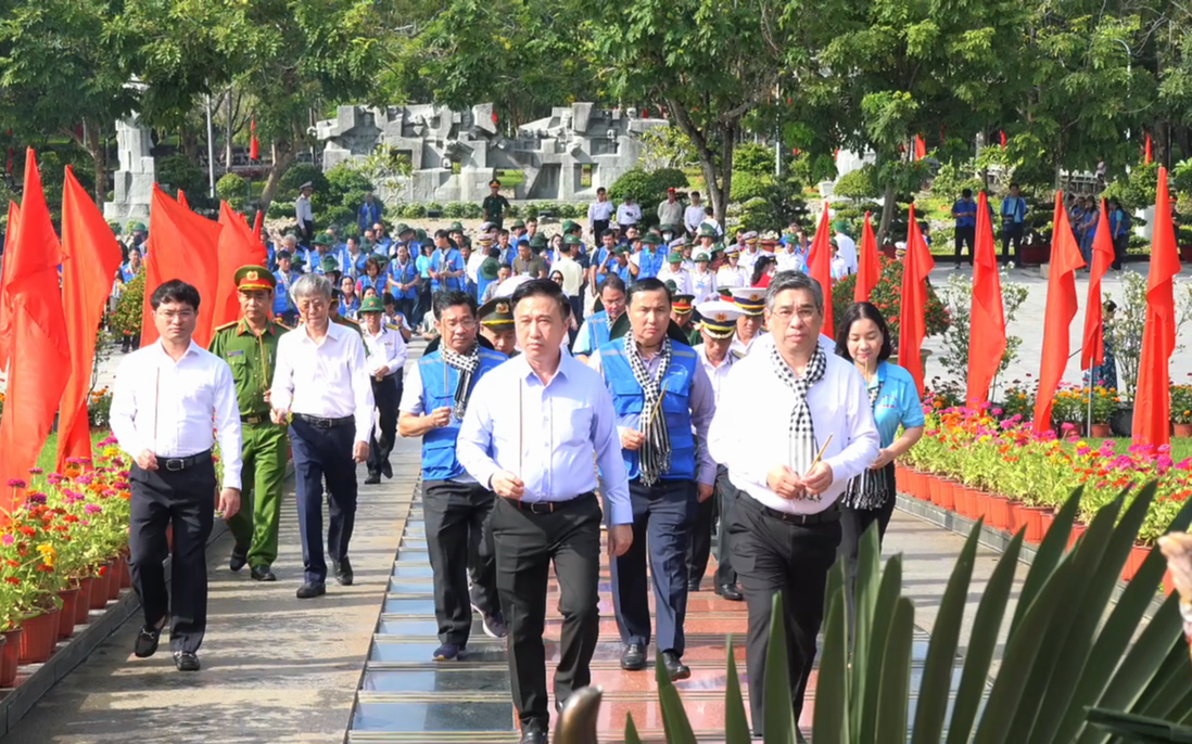 Đoàn công tác TPHCM dâng hương, tri ân các anh hùng liệt sĩ tại Côn Đảo