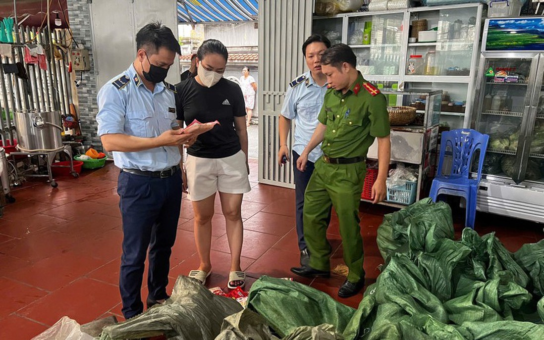 Hà Nội: Thu giữ 1 tấn "lạp xưởng nướng đá" không rõ nguồn gốc