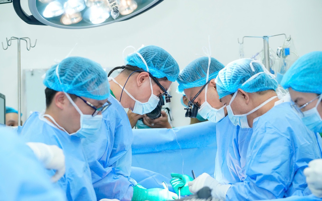 Xuyên đêm ghép tim cứu bé trai 15 tuổi