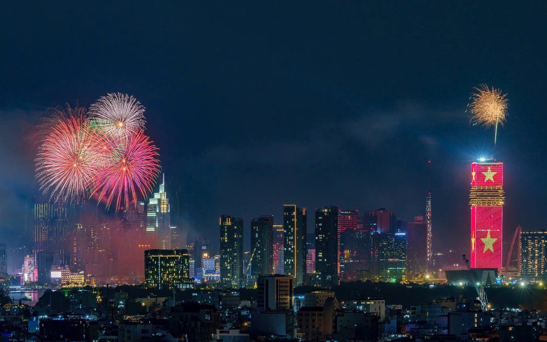 Saigon Marina IFC rực rỡ đêm pháo hoa với công nghệ ánh sáng hàng đầu thế giới