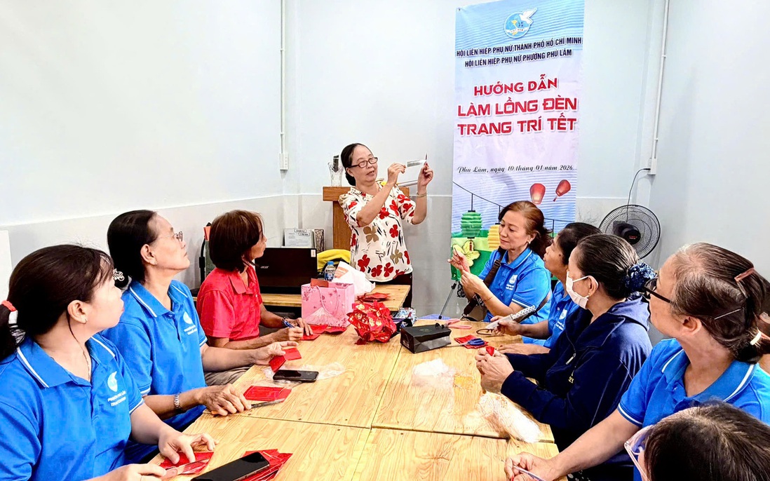 "Góc khéo tay" làm lồng đèn đón Tết tặng hội viên khó khăn