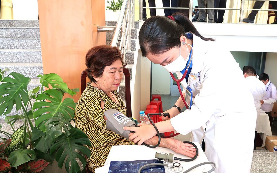 TPHCM: Tặng thẻ bảo hiểm y tế và quà Tết cho người có hoàn cảnh khó khăn