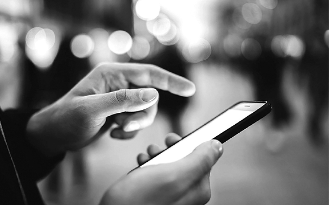 Bố có sai khi tặng con gái điện thoại đời mới?