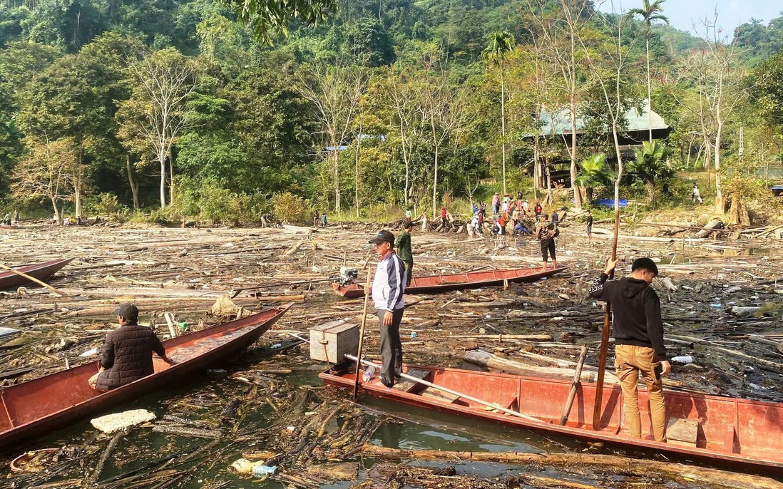 Lòng hồ Bản Vẽ ngập rác, học sinh nhiều bản chật vật đường đến trường