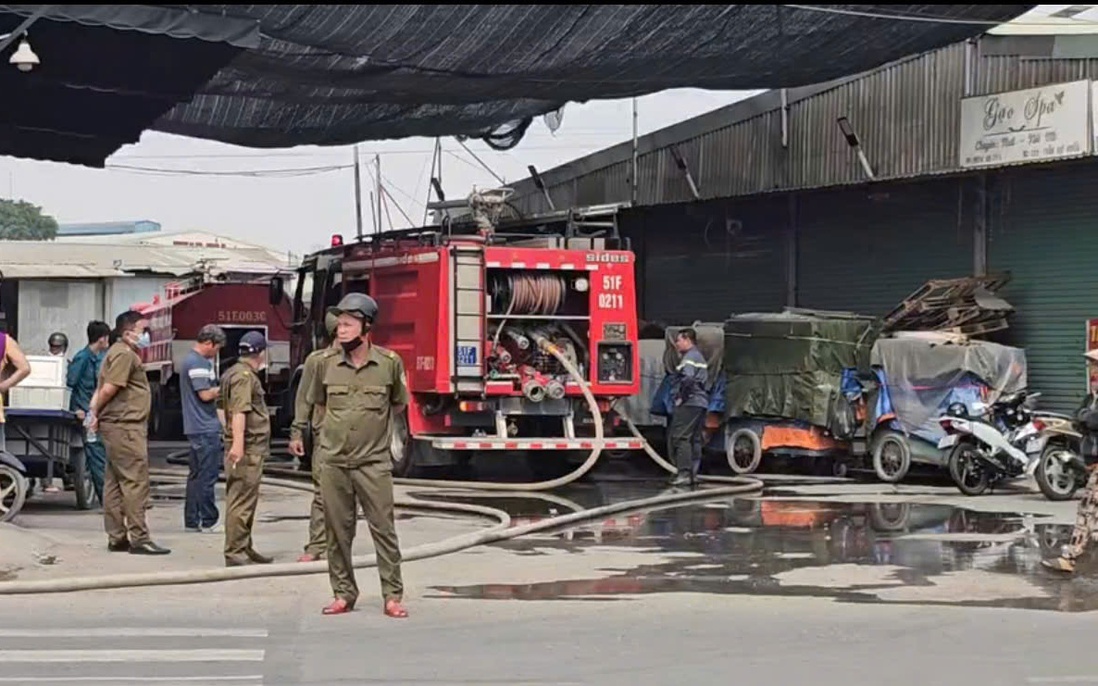 TPHCM: Cháy kho hàng, khu dân cư náo loạn