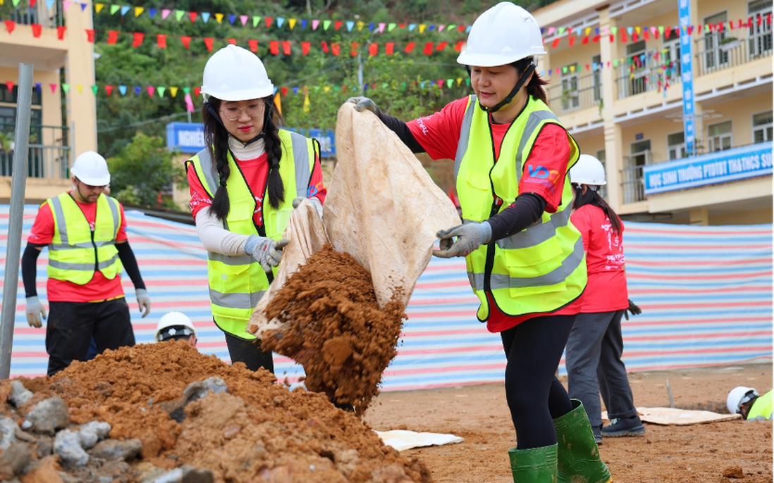 Hỗ trợ sách, xây dựng Thư viện số tại trường vùng cao Văn Chấn