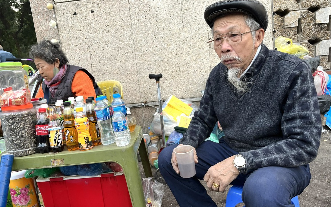 Mối tình hơn nửa thế kỷ của đôi vợ chồng già nơi quán cóc công viên