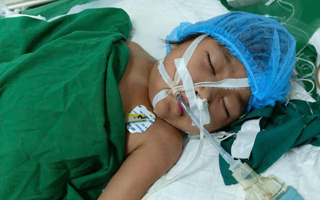 Mẹ nghèo khẩn cầu sự sống cho con gái 8 tuổi đang nguy kịch trong bệnh viện