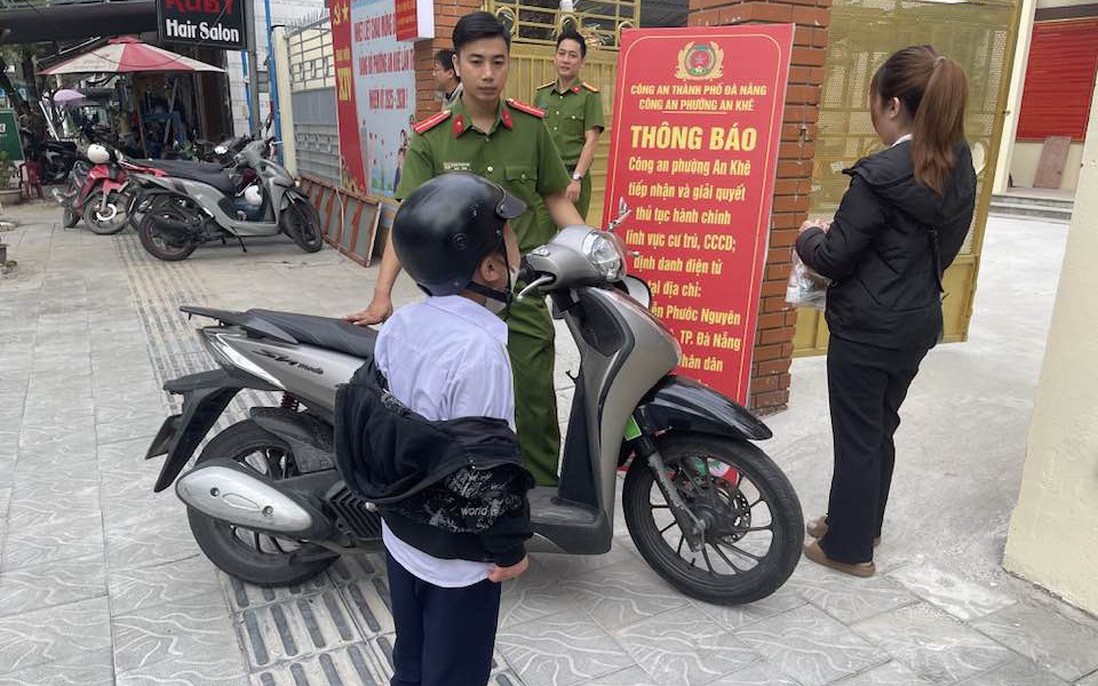 Cậu bé bị mẹ "bế lên đồn" Công an vì không chịu đi học khiến mạng xã hội thích thú