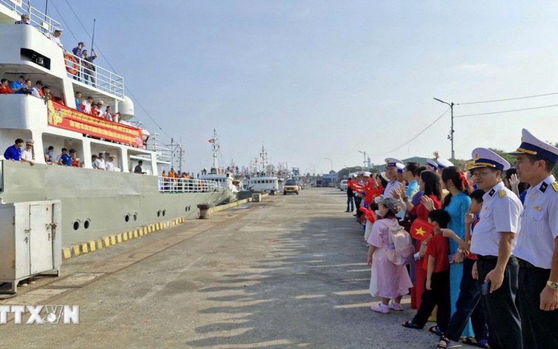 2 tàu Hải quân khởi hành mang quà Tết đến Nhà giàn DK1 và các tàu trực trên biển