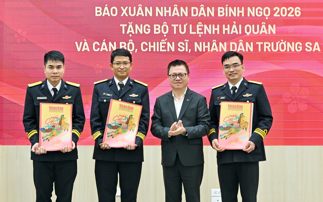 Trao tặng báo Xuân tới cán bộ, chiến sĩ và nhân dân Trường Sa