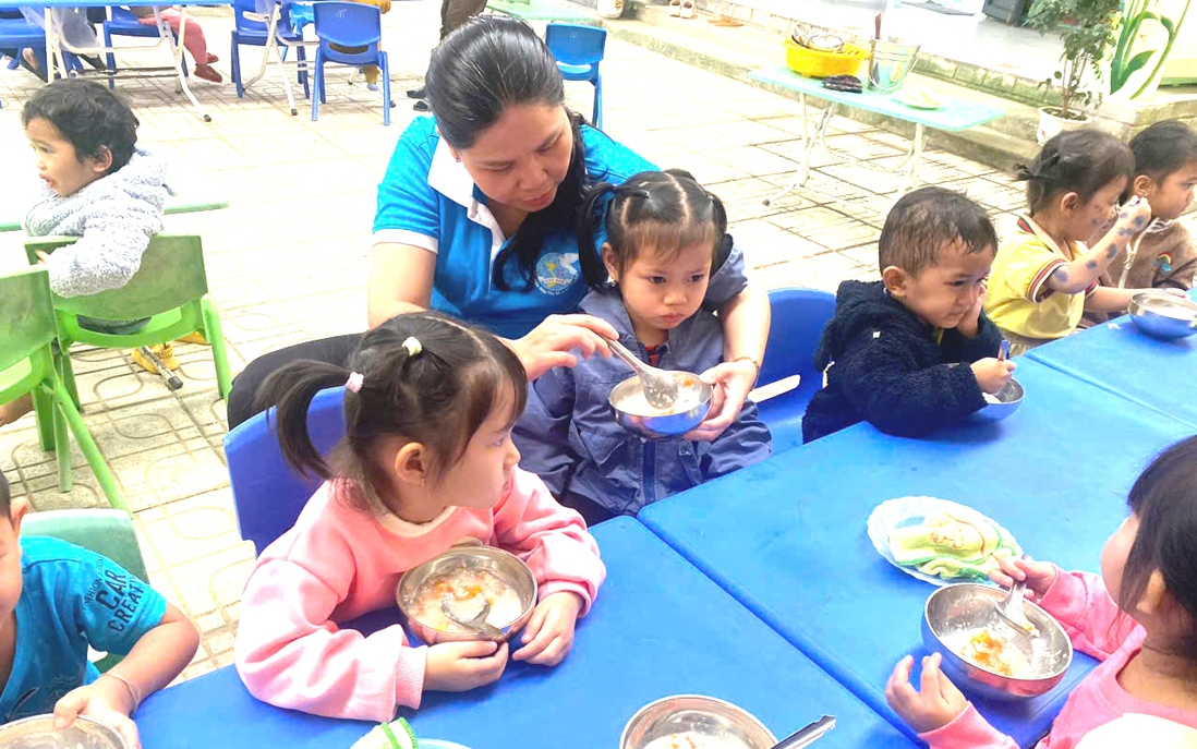 "Nồi cháo yêu thương" gửi trao trách nhiệm với trẻ mầm non ở Quảng Ngãi