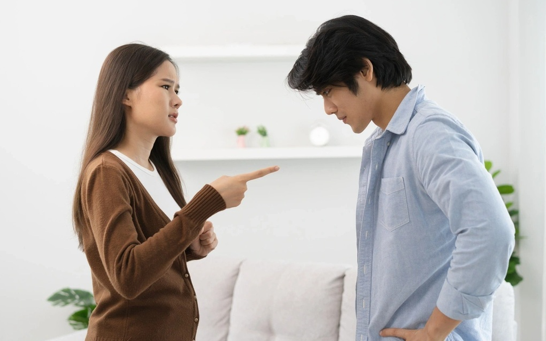 Chồng đưa 100 triệu/tháng vẫn nơm nớp sợ bị vợ bỏ