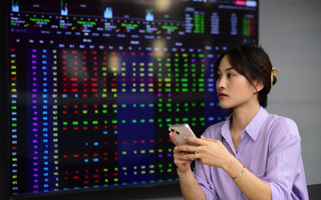 VN-Index rung lắc mạnh trước ngưỡng 1.900 điểm