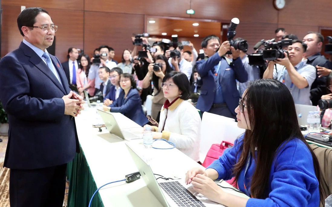 Thủ tướng Phạm Minh Chính thăm, động viên phóng viên báo chí tác nghiệp tại Đại hội XIV của Đảng