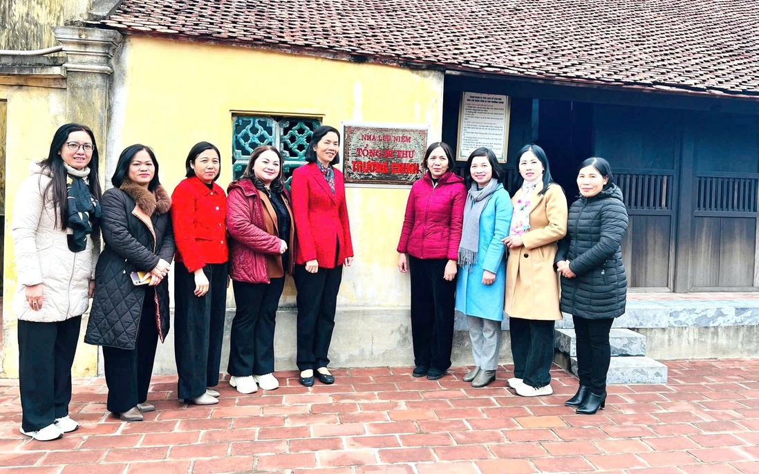 Đoàn đại biểu TƯ Hội LHPN Việt Nam dâng hương tại Nhà lưu niệm Tổng Bí thư Trường Chinh