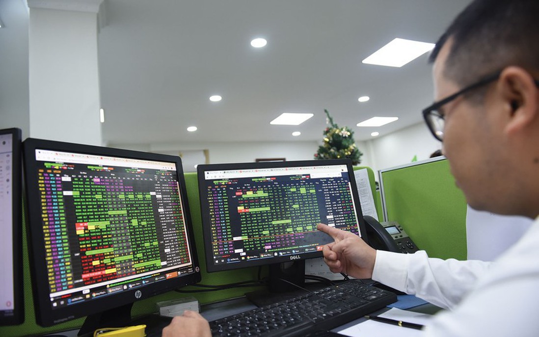 Dòng tiền “đột ngột phanh gấp”, VN-Index lùi sâu về 1.870 điểm