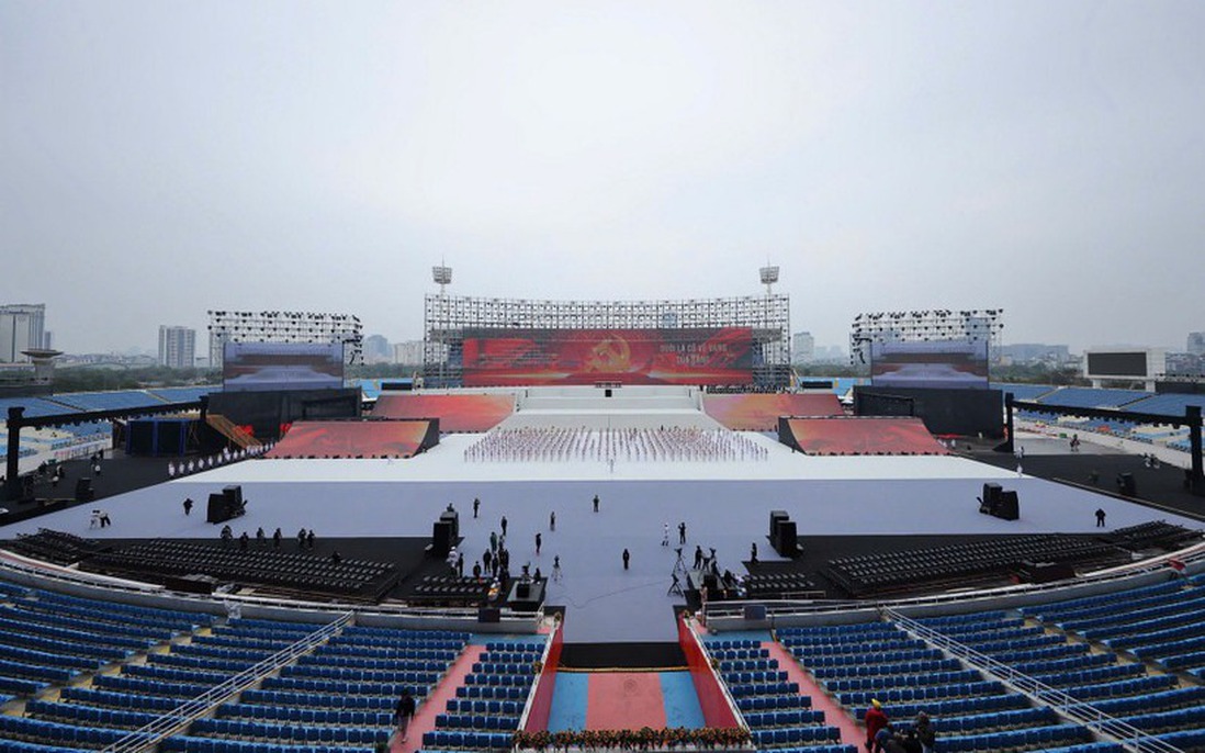 Người dân Hà Nội nô nức đi xem "concert pháo hoa quốc gia" chào mừng thành công Đại hội XIV của Đảng