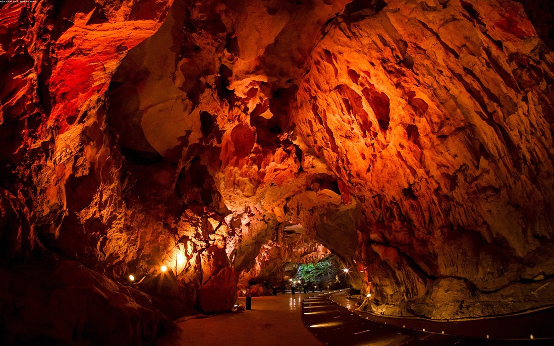 Trình diễn nghệ thuật tóc trong hang 150 triệu năm tuổi